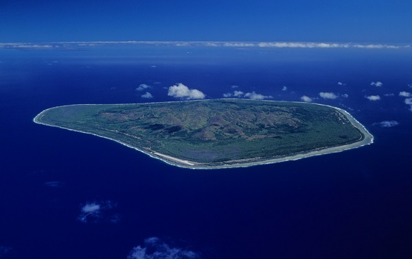 hon_dao_noi_con_trai_duoc_dan_chi_day_cach_yeu_va_len_dinh_aerial_shot_mangaia_island